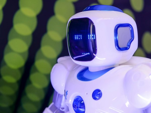 In che modo i materiali utilizzati nel raffreddamento a liquido influenzano le prestazioni?